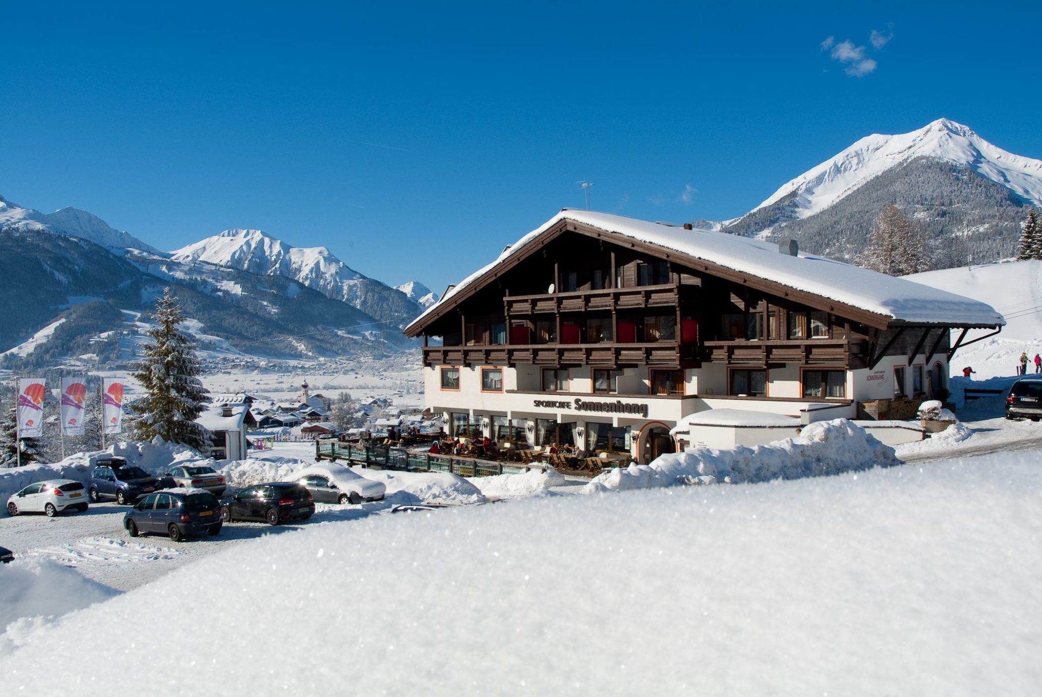 DER SONNENHANG in Ehrwald mit einer schönen Sonnenterrasse und der verschneiten Landschaft im Hintergrund